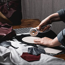 Load image into Gallery viewer, Fiskars Crafts Rotary Cutter, 60mm Titanium